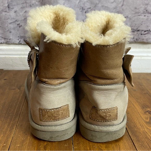 Ugg Bailey Bow tan boots Womens size 7 - Picture 4 of 9